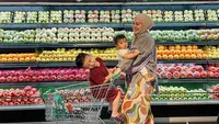 Saat pergi ke supermarket, Irish tampil dengan jaket denim dipadukan celana motif colorful dipadukan kerudung instan coklatnya.  [ @_irishbella_]