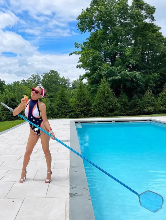Saat bergaya membersihkan kolam, Thalia tetap terlihat cantik menawan. (Foto: instagram.com/thalia)