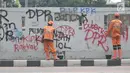 Petugas PPSU mengecat coretan yang mengotori tembok di kawasan Gedung DPR, Jakarta, Rabu (25/9/2019). Demonstrasi mahasiswa yang berujung ricuh yang berujung kerusuhan tersebut menyebabkan fasilitas umum rusak dan penuh coretan yang dibuat oleh pendemo. (merdeka.com/Iqbal S Nugroho)