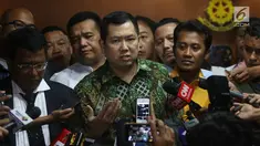 Hary Tanoesoedibjo memberikan keterangan pers usai menjalani pemeriksaan di Direktorat Tindak Pidana Siber Bareskrim Polri, Jakarta, Jumat (7/7). (Liputan6.com/Angga Yuniar)