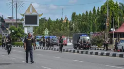 Suasana saat polisi bersenjata berjaga di sekitar Mapolda Riau, Rabu (16/5). Polisi menembak mati empat terduga teroris yang menyerang Mapolda Riau. (WAHYUDI/AFP)