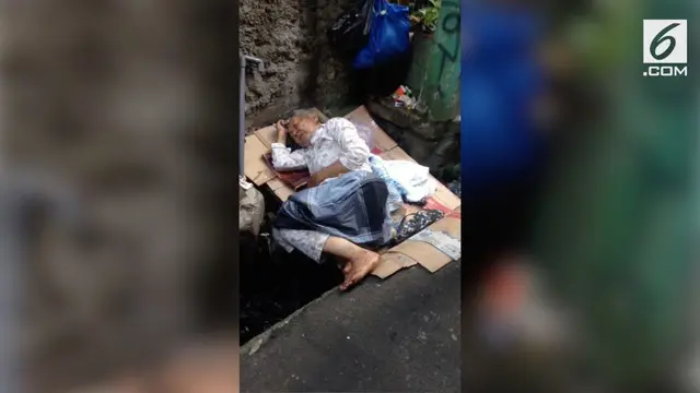 Lansia berusia 74 tahun ditemukan Petugas Dinas Sosial Jakarta Barat sedang tertidur di atas saluran got.
