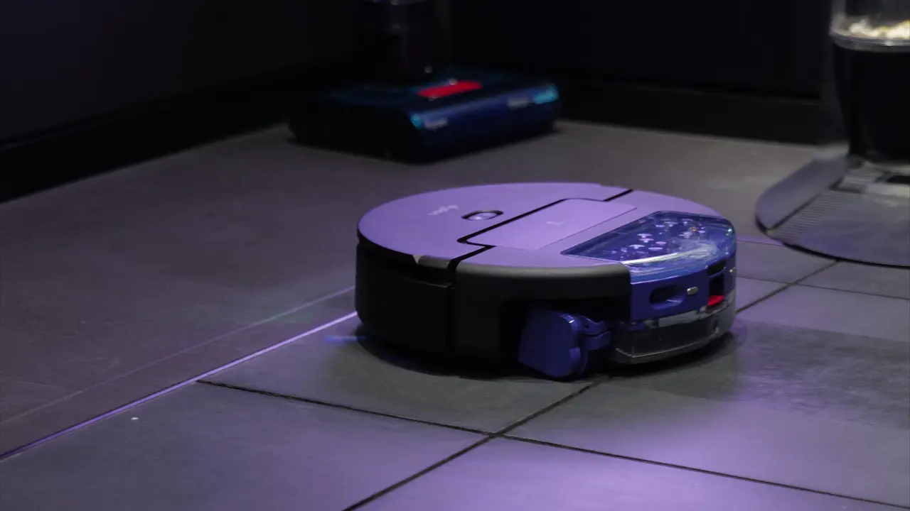 Dyson Spot+Scrub™ Ai membersihkan lantai maksimal dengan AI. Dok. Dyson