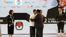 Capres nomor urut 01 Joko Widodo atau Jokowi (dua kiri) berpelukan dengan capres nomor urut 02 Prabowo Subianto (dua kanan) saat mengikuti debat keempat Pilpres 2019 di Hotel Shangri-La, Jakarta, Sabtu (30/3). (Liputan6.com/JohanTallo)