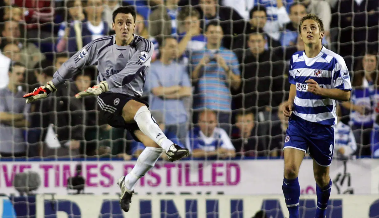1. John Terry (Chelsea Vs Reading, 2006) - Cedera yang dialami oleh Petr Cech and Carlo Cudicini membuatnya harus menjadi kiper dadakan. Dirinya mampu menjalankan tugas dengan baik dan The Blues menang 1-0. (AFP/Adrian Dennis)