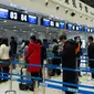 Para penumpang mengantre untuk check in di Bandara Liuji di Kota Xiangyang, Provinsi Hubei, China (29/3/2020). Layanan penerbangan penumpang domestik kembali beroperasi di Hubei, wilayah yang sempat terdampak COVID-19, kecuali layanan di Bandara Internasional Tianhe Wuhan. (Xinhua/Xie Jianfei)