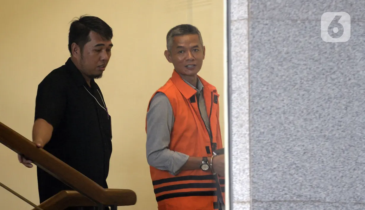 Mantan Komisioner KPU Wahyu Setiawan (kanan) bersiap menjalani pemeriksaan lanjutan penyidik di Gedung KPK, Jakarta, Selasa (17/3/2020). Wahyu Setiawan diperiksa sebagai tersangka terkait kasus dugaan penerimaan hadiah atau janji penetapan anggota DPR Terpilih 2019-2024. (merdeka.com/Dwi Narwoko)