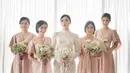 Sementara Isyana Sarasvati mengenakan kebaya brokat modern warna putih, para bridesmaids tampil anggun berbalut dress model v-neck warna pink muda. (Instagram/isyanasarasvati).