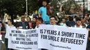 Pengungsi dari negara-negara berkonflik melakukan unjuk rasa di depan Kantor UNHCR, Jalan Kebon Sirih, Jakarta, Selasa (30/7/2019). Pengungsi yang rata-rata belum berkeluarga tersebut mendesak pihak UNHCR segera memproses surat ijin menuju negara tujuan mereka. (Liputan6.com/Helmi Fithriansyah)