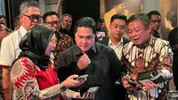 Menteri BUMN RI Erick Thohir didampingi oleh Direktur Utama Telkom Ririek Ardiansyah melihat demo fitur Agree Traceability yang dipaparkan oleh Tim Sinergi Telkom pada Acara Pasar Kopi di Amsterdam, Belanda. (Foto: Istimewa)