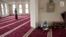 Umat muslim membaca Alquran di Masjid Jami'e Darussalam di Jalan Kebon Melati, Jakarta Pusat, Rabu (31/5). Masjid ini merupakan ruislag, masjid yang dipindahkan dari tanah wakaf satu ke tanah wakaf yang lainnya. (Liputan6.com/Gempur M Surya)