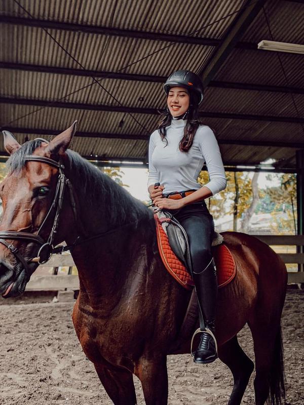 Anya Geraldine punya hobi baru yakni berkuda. (Sumber: Instagram/@anyageraldine)