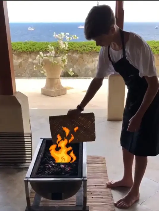 Waah Romeo sepertinya sudah jago banget nih jadi tukang satenya. (instagram/DavidBeckham)