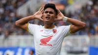 Selebrasi pemain PSM Makassar, Ramadhan Sananta&nbsp;setelah menjebol gawang Persib Bandung saat laga lanjutan BRI Liga 1 2022/2023 antara Persib Bandung melawan PSM Makassar di Stadion Pakansari, Bogor, Selasa (14/02/2023). (Bola.com/Bagaskara Lazuardi)