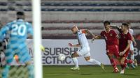 Pemain Timnas Filipina, Stephan Markus Cabizares Schröck (tengah) mengontrol bola dibayangi pemain Timnas Indonesia, Marc Klok dalam laga pamungkas Grup A Piala AFF 2022. Kemenangan ini hanya membawa Indonesia finis sebagai runner-up Grup A dengan sepuluh poin. (AFP/Jam Sta Rosa)