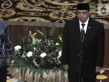 Darmin Nasution (kiri) bersama Airlangga Hartarto menghadiri acara serah terima jabatan (Sertijab) Menteri Koordinator Bidang Perekonomian di Kemenko Perekonomian, Jakarta, Rabu (23/10/2019). Airlangga secara resmi menggantikan Darmin Nasution sebagai Menko Perekonomian. (merdeka.com/Iqbal Nugroho)