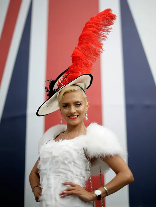 Lana Holloway dari London berpose dengan hiasan kepala di hari pertama ajang pacuan kuda Royal Ascot, Inggris, Selasa (19/6). Seperti biasanya, topi-topi cantik dan unik menjadi properti wajib bagi para bangsawan wanita yang hadir. (AP/Tim Ireland)