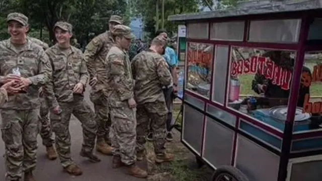 Tentara Amerika Serikat Rela Antre Saat Jajan Siomay dam Cilok di Indonesia