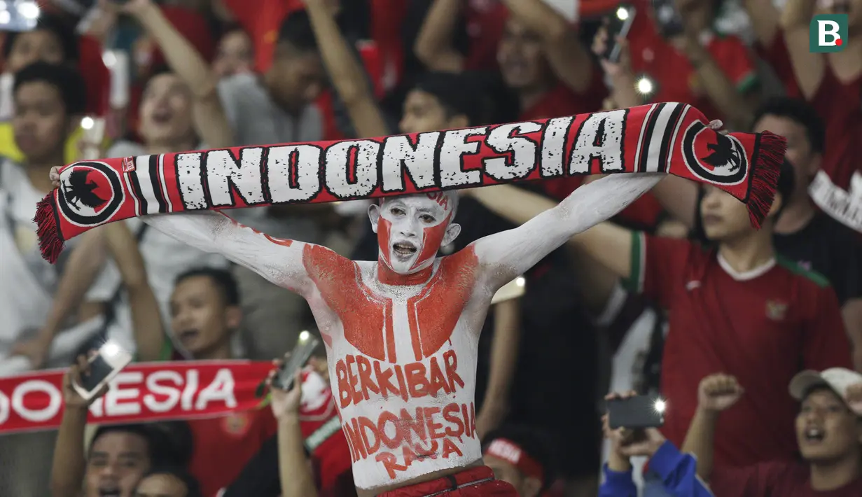 Suporter Timnas Indonesia memberikan dukungan saat melawan Timor Leste pada laga Piala AFF 2018 di SUGBK, Jakarta, Selasa (13/11). Indonesia menang 3-1 atas Timor Leste. (Bola.com/M. Iqbal Ichsan)