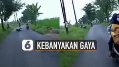 Ada-ada saja tingkah pria satu ini ketika mengendarai motor dengan cara berdiri di atas joknya. Akhirnya jatuh dan nyungsep.