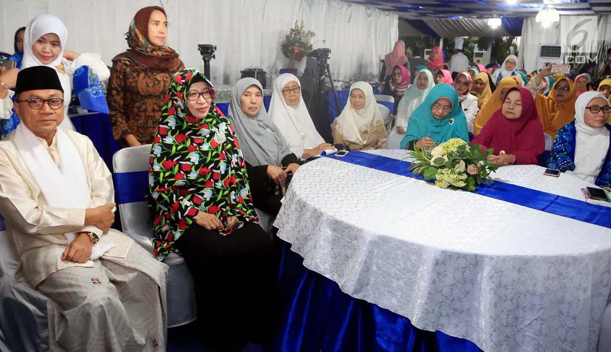 Ketua MPR Zulkifli Hasan didampingi Presidium BMOIWI Euis Fety Fatayaty saat buka puasa bersama di Rumah Dinas Ketua MPR, Jakarta, (29/5). Ketua MPR berpesan agar ormas perempuan berperan aktif dalam mengedukasi masyarakat. (Liputan6.com/Johan Tallo)