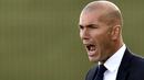 Real Madrid resmi mengangkat pelatih Real Madrid Castilla, Zinedine Zidane, sebagai pengganti Rafael Benitez yang telah dipecat. Pria berkebangsaan Prancis itu merupakan salah satu maestro sepak bola dunia era 90an. (AFP/Gerard Julien)