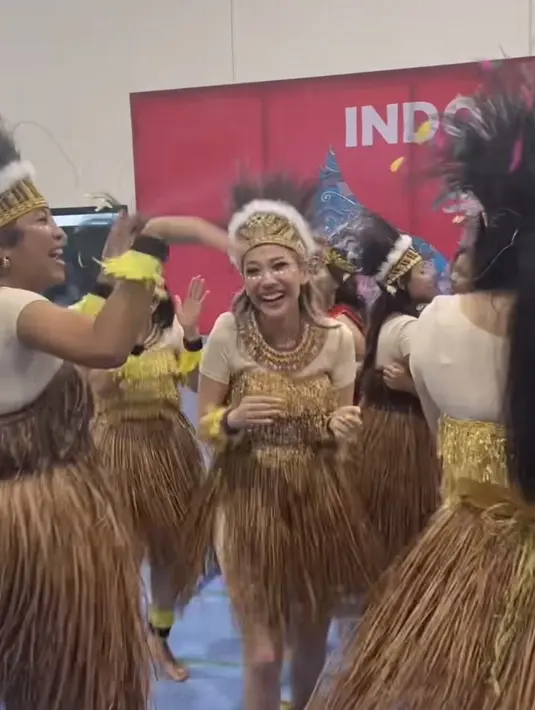 <p>Dalam acara tersebut, BCL bernyanyi lagu 'Yamko Rambe Yamko' sambil menari dengan semangat dan ceria. [@ais.school]</p>