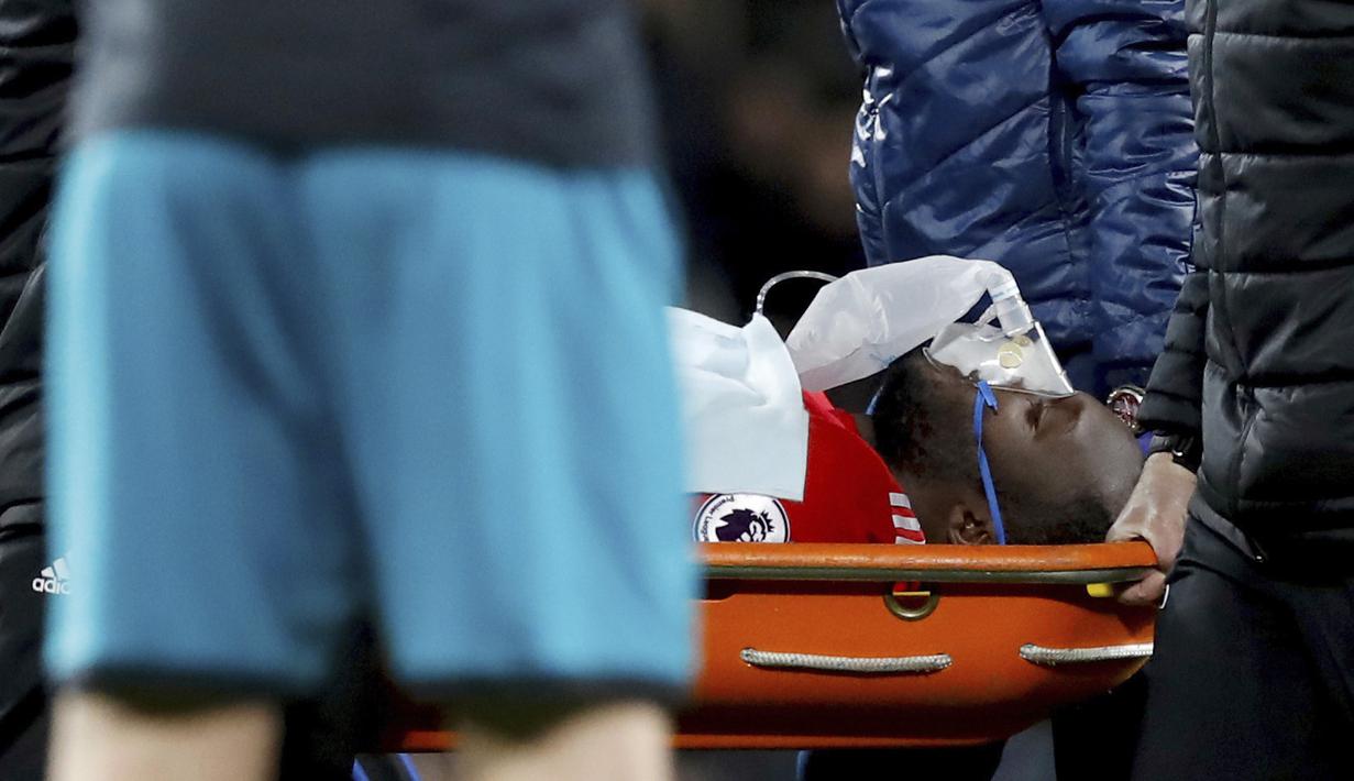 Pemain Manchester United, Romelu Lukaku mendapat perawatan medis usai menderita cedera kepala saat melawan Southampton pada lanjutan Premier League di Old Trafford, Manchester, (30/12/2017). MU hanya bermain imbang 0-0. (Martin Rickett/PA via AP)