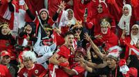 Selebrasi pemain Timnas Indonesia U-23, Ivar Jenner dengan menghampiri para suporter setelah mencetak gol ke gawang Irak U-23 pada laga perebutan tempat ketiga Piala Asia U-23 2024 di Abdullah bin Khalifa Stadium, Doha, Qatar, Kamis (2/5/2024). (AFP/Karim Jaafar)