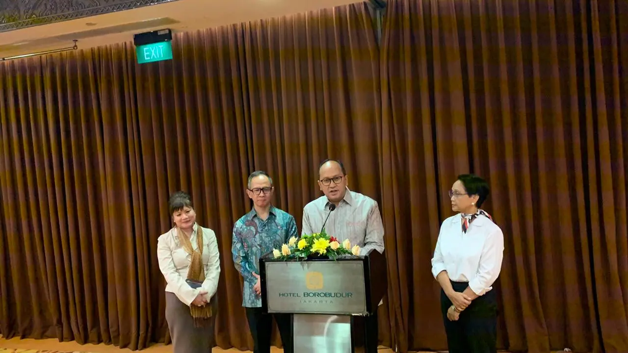 Menlu Retno, Wamenlu Mahendra bersama dengan Ketua Kadin Rosan Roeslani serta Waketum Kadin Shinta Kamdani.