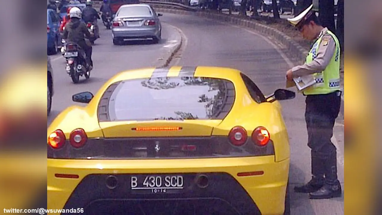 ferarri-tilang-130828c.jpg