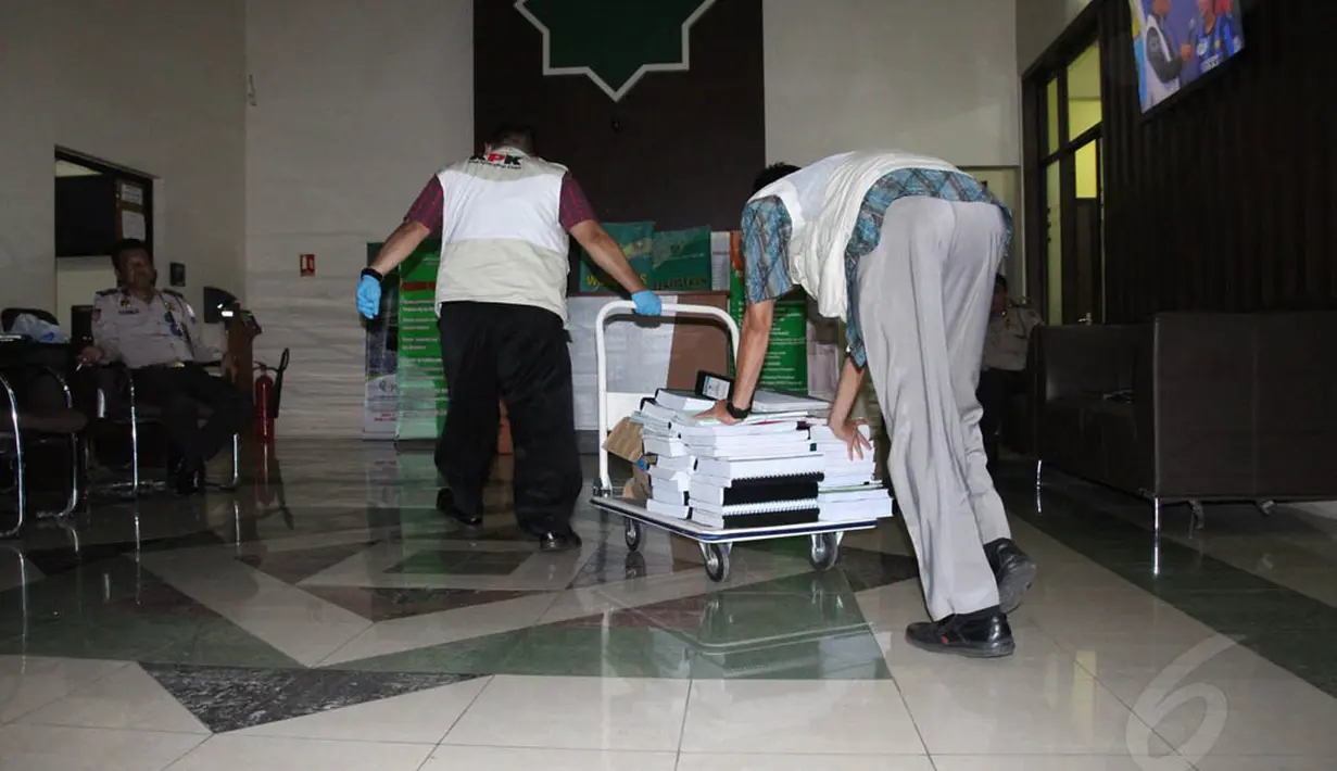 Penggeledahan sejak pukul 16.00 WIB itu terkait kasus dugaan penyelewengan dana haji tahun 2012-2013 yang membuat Menteri Agama Suryadharma Ali ditetapkan sebagai tersangka, Kamis (22/5/14). (Liputan6.com/Johan Tallo)