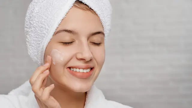 Rutinitas Skincare untuk Membantu Menjaga Kulit Leher Tetap Halus