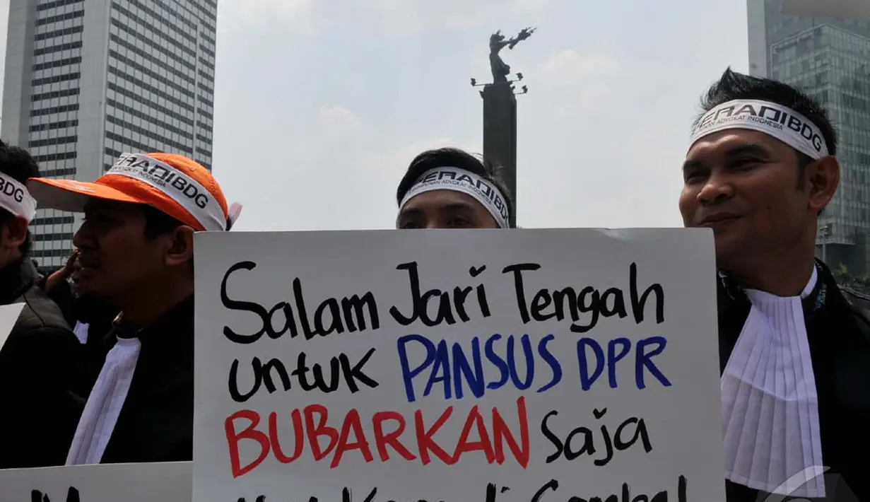 Sebuah tulisan cukup Provokatif dibentangkan para pengacara saat aksi di Bundaran HI, Jakarta, Kamis (11/9/2014) (Liputan6.com/Johan Tallo)