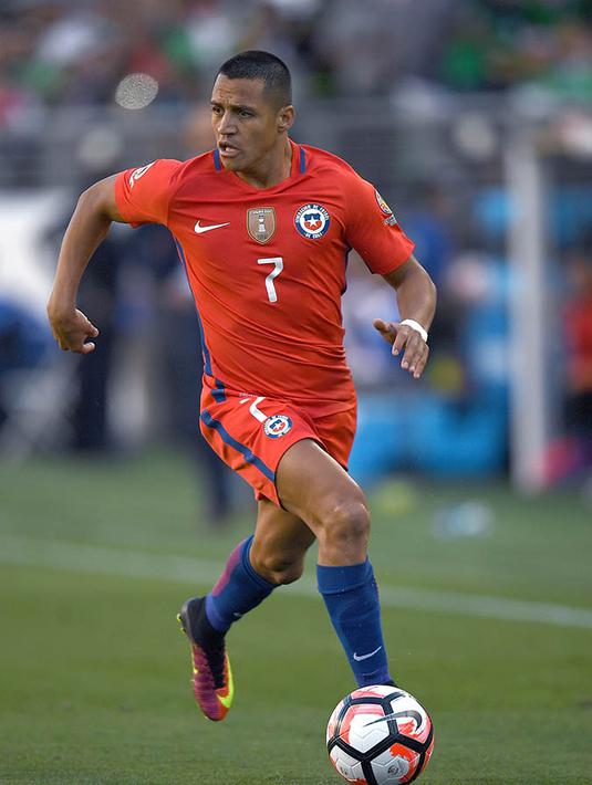 1. Alexis Sanchez, kemungkinan perginya Alvaro Morata, membuat Juventus mulai mencari penggantinya. Menurut, Football Italia, striker asal Arsenal ini menjadi bidikan dari Si Nyonya Tua untuk menambal posisi lini depan. (AFP/Thearon W. Henderson)