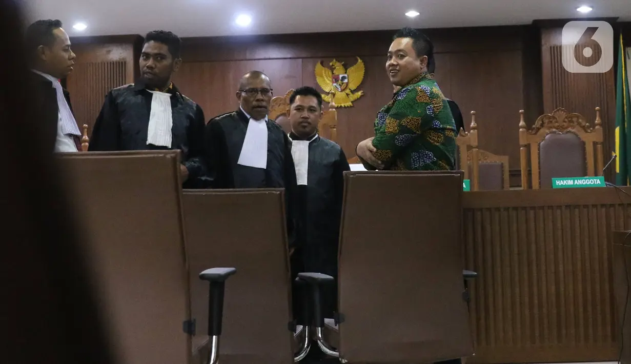 Terdakwa asisten pribadi mantan Menpora Imam Nahrawi, Miftahul Ulum berbincang dengan tim kuasa usai menjalani sidang pembacaan dakwaan di Pengadilan Tipikor Jakarta, Kamis (30/1/2020). Miftahul didakwa menjadi perantara suap sebesar Rp 11,5 miliar. (Liputan6.com/Angga Yuniar)