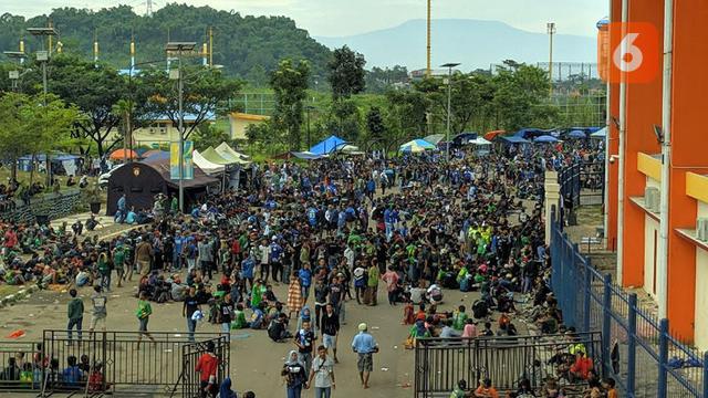 Penonton di Stadion Si Jalak Harupat