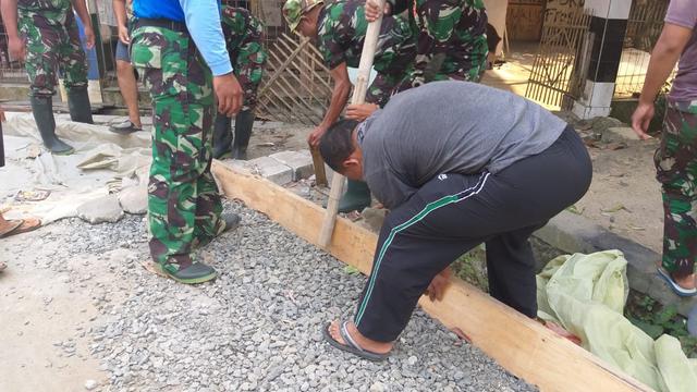 Kegiatan TNI Manunggal Masuk Desa (TMMD) reguler Kodim 0510/Trs. (Liputan6.com/Pramita Tristiawati)