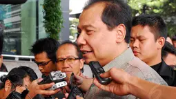 Selain membahas masalah ekonomi, menteri pengganti Hatta Rajasa tersebut juga mengaku bakal memberikan Laporan Hasil Kekayaan Penyelenggara Negara (LHPN) ke KPK, Jakarta, Rabu (28/5/14). (Liputan6.com/Miftahul Hayat)