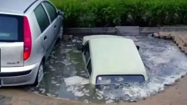 Kumpulan Potret Mobil dan Motor yang Kena Sial saat Parkir (ist)