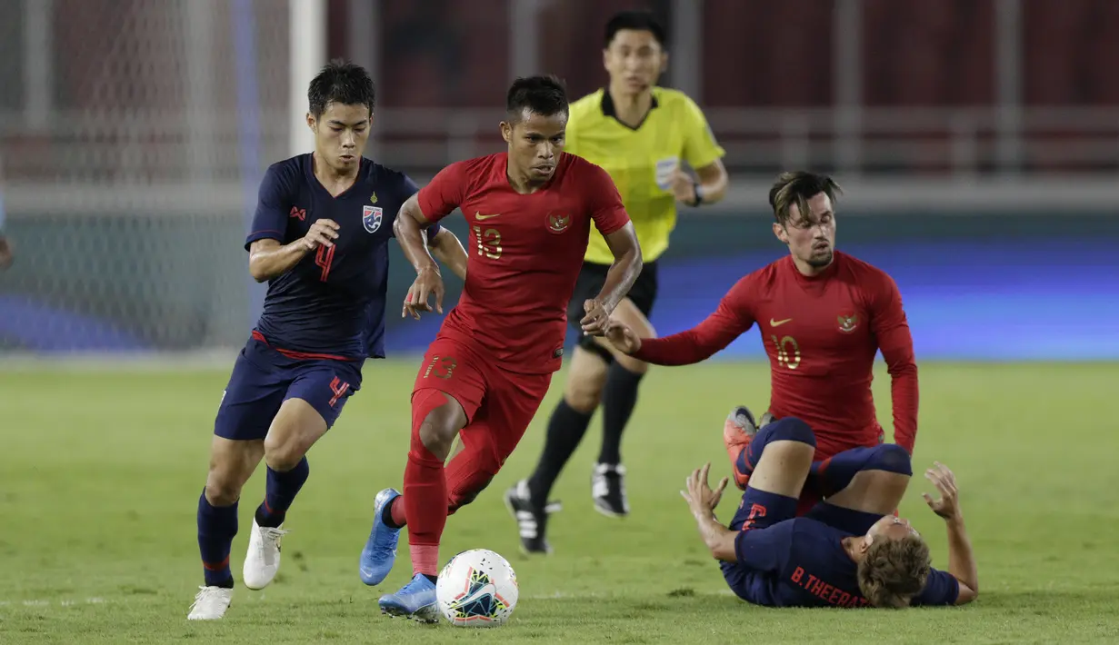 Gelandang Timnas Indonesia, Manahati Lestusen, menggiring bola saat melawan Thailand pada laga kualifikasi Piala Dunia 2022 di SUGBK, Jakarta, Selasa (10/9). Indonesia takluk 0-3 dari Thailand. (Bola.com/M Iqbal Ichsan)