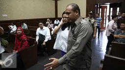 Petugas mengantarkan Damayanti menuju bangku yang telah disediakan di Pengadilan Tipikor, Jakarta, Senin (29/8). Damayanti akan menjalani sidang pembacaan tuntutan oleh jaksa. (Liputan6.com/Faizal Fanani)