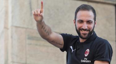 Gonzalo Higuain dan Mattia Caldara