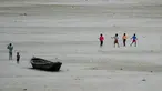 Sejumlah anak berlarian mengejar layang-layang di sebuah sungai yang kering di Allahabad, India (3/6/2015). Cuaca panas yang melanda India tidak hanya menewaskan ratusan warga, tetapi mengubah sungai menjadi seperti lapangan.  (AFP PHOTO/SANJAY Kanojia) 