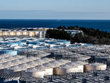 Tangki penyimpanan air yang terkontaminasi di Pembangkit Listrik Tenaga Nuklir (PLTN) Fukushima Daiichi milik Tokyo Electric Power Company (TEPCO) di Okuma, Prefektur Fukushima, Jepang, 20 Januari 2023. Setelah 12 tahun bencana nuklir yang dipicu oleh gempa bumi besar dan tsunami, para pekerja di PLTN Fukushima Daiichi bersiap untuk membuang air limbah yang sudah diolah ke laut. (Philip FONG/AFP)