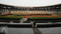 Kondisi lapangan bola di Stadion GBK Jakarta saat proses renovasi, Selasa (18/10). Pengerjaan renovasi Stadion GBK bagian persiapan jelang Asian Games 2018 dan ditargetkan selesai Oktober 2017. (Liputan6.com/Helmi Fithriansyah)