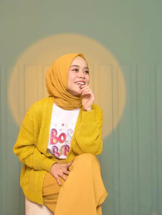 <p>Si pemilik warna kulit kuning langsat juga cocok lho pakai hijab warna vibrant seperti mustard. Simply fresh! (Instagram/lestykejora).</p>