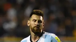 Ekspresi Lionel Messi usai gagal raih kemenangan untuk Argentina dalam pertandingan kualifikasi Piala Dunia 2018 di Buenos Aires, Argentina (5/10). Argentina sejuah ini masih berada di peringkat enam atau di luar zona play-off.(AFP Photo/Eitan Abramovich)