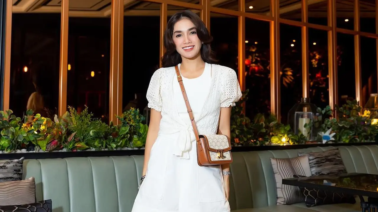 OOTD Serba Putih Ussy Sulistiawaty yang Tunjukkan Pesona Anak Kuliahan di Usia 40an