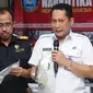 Kepala BNN, Komjen Pol Budi Waseso (kedua kiri) menunjukkan barang bukti penyelundupan narkotika jenis sabu saat rilis di Jakarta, Kamis (20/7). BNN menyita 44 bungkus sabu seberat 45,59 kg dari delapan orang tersangka. (Liputan6.com/Helmi Fithriansyah)
